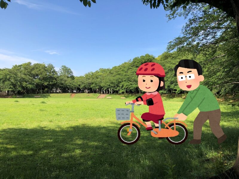 子供の自転車を支えて練習する