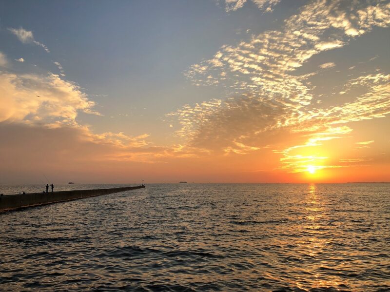 海に沈みゆく太陽、充実感を感じる